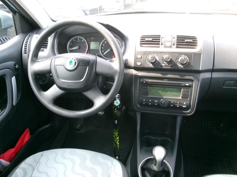 Škoda Fabia (2009) 1,4 16V KLIMA TEMP ALU - fotka 17 z 21