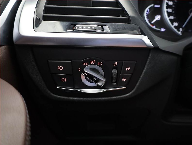 BMW X3 (2020) Luxury line xDrive20d - fotka 18 z 22