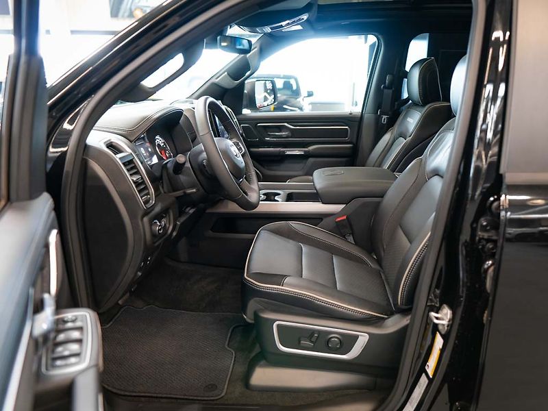 Dodge RAM (2025) 5.7 V8 Laramie 6 LIFT LPG - fotka 16 z 40