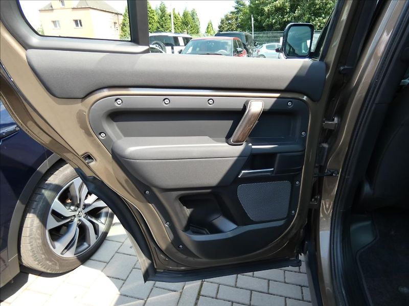 Land Rover Defender 2,0 D200 110,1.Maj, ČR, DPH - fotka 17 z 40