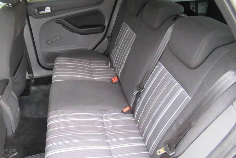 Ford Focus 1.6 TDCi KLIMA  - fotka 15 z 17