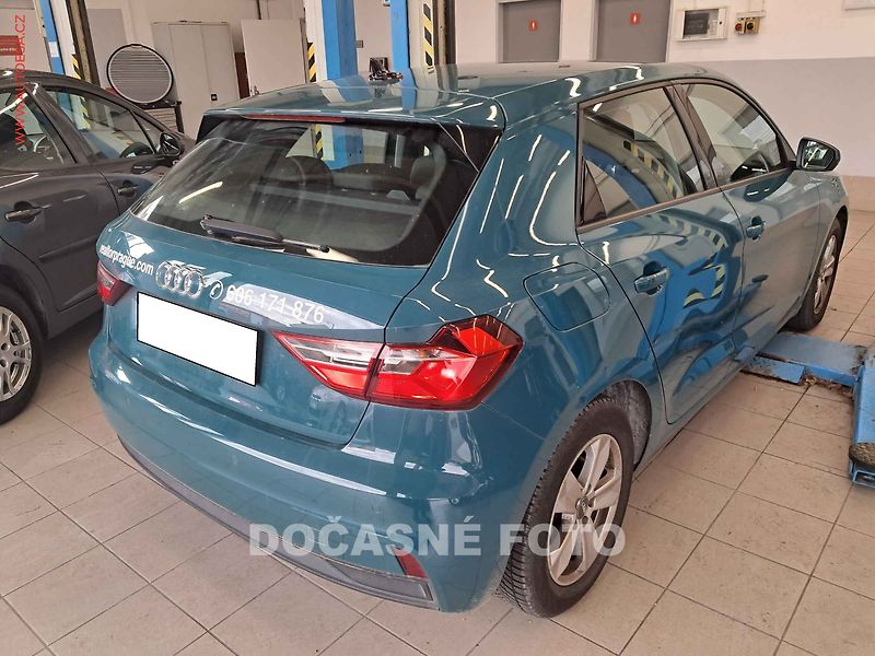 Audi A1 (2019) 1.0 i, AC, výhřev sed - fotka 2 z 3