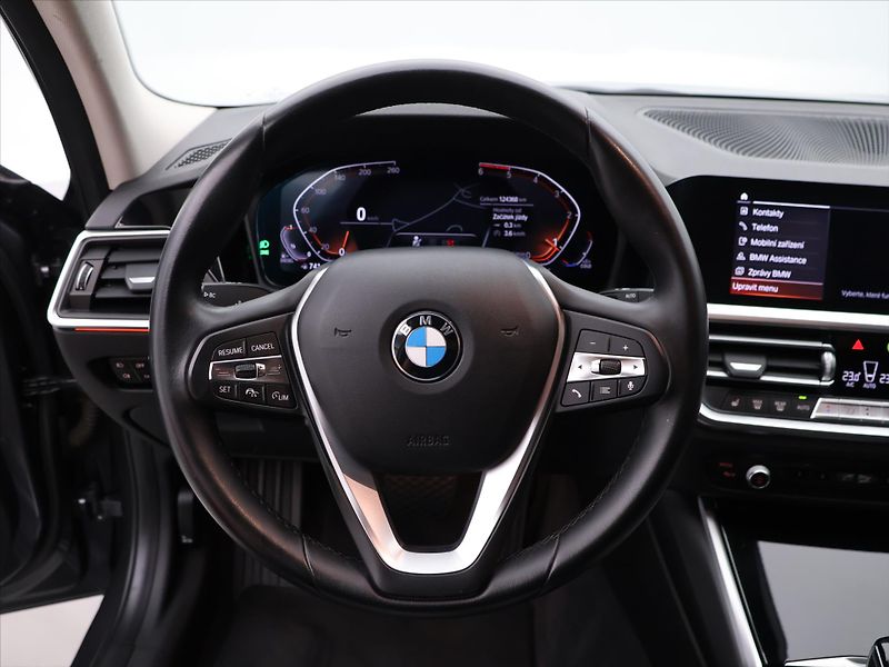 BMW Řada 3 2,0 320d 140kW xDrive 1.Maj. - fotka 17 z 36