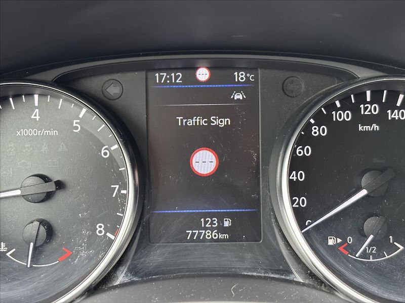 Nissan Qashqai 1,3 DIG-T Acenta VÝHŘEV KAMERA - fotka 35 z 37