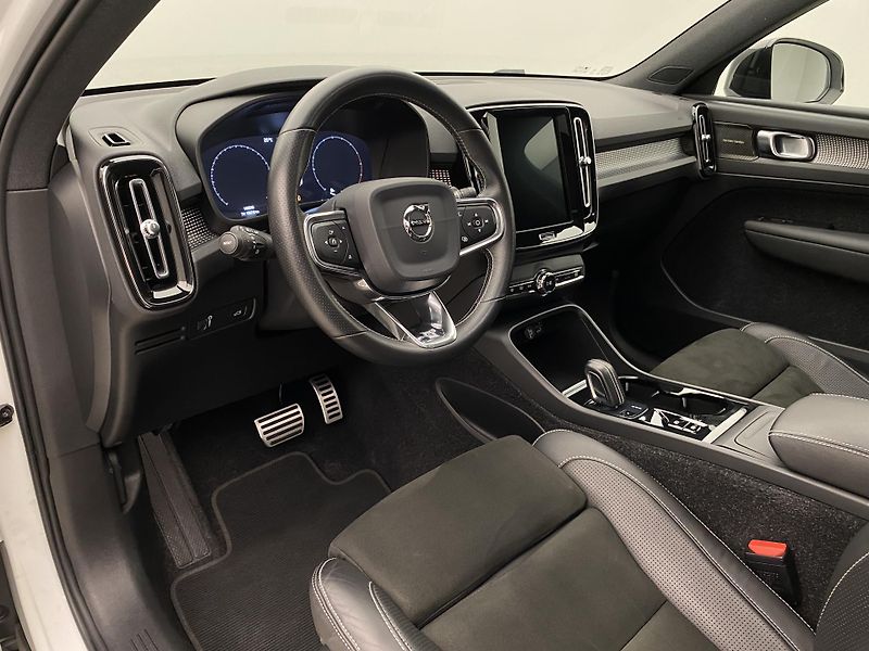 Volvo XC40 D4 AWD R-DESIGN AUT  - fotka 4 z 40