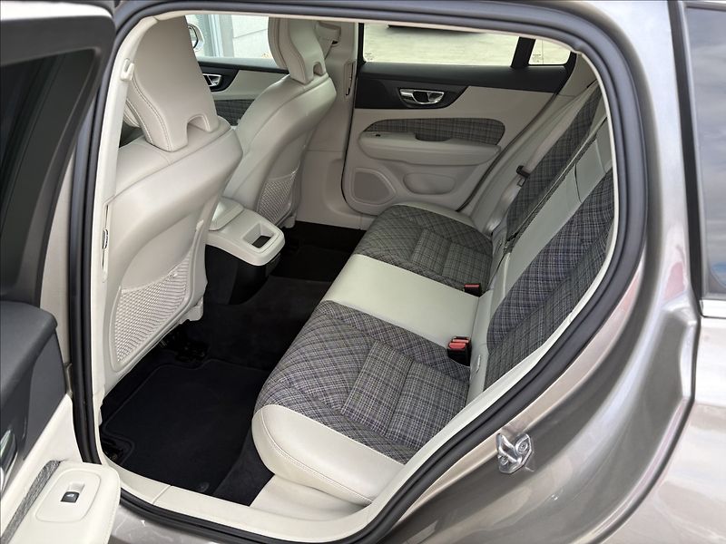 Volvo V60 2,0 D3 110 KW MOMENTUM MANUAL - fotka 22 z 26