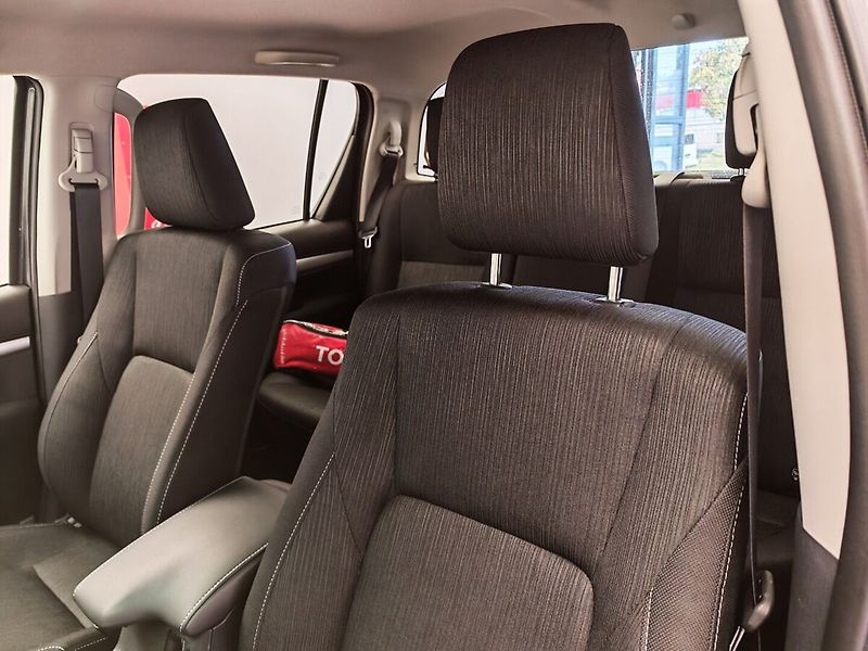 Toyota Hilux 2.8 D-4D Double Cab 4x4 Active - fotka 12 z 32