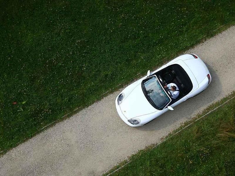 PORSCHE MNOHA PODOB A BAREV. Automobily Porsche přilákaly na výstaviště stovky lidí, kteří obdivovali jejich rozmanitost a nádheru. Pro mnohé z nich je tahle značka srdeční záležitostí.