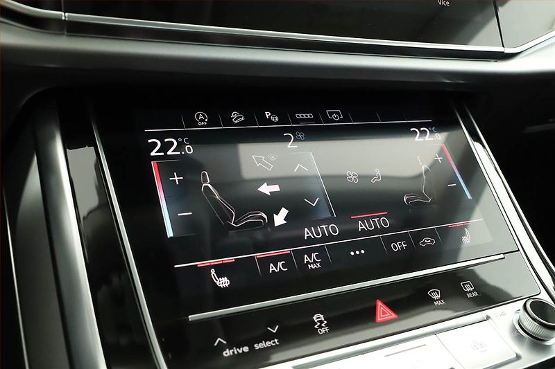 Audi Q8 (2023) 55 TFSI - fotka 10 z 21
