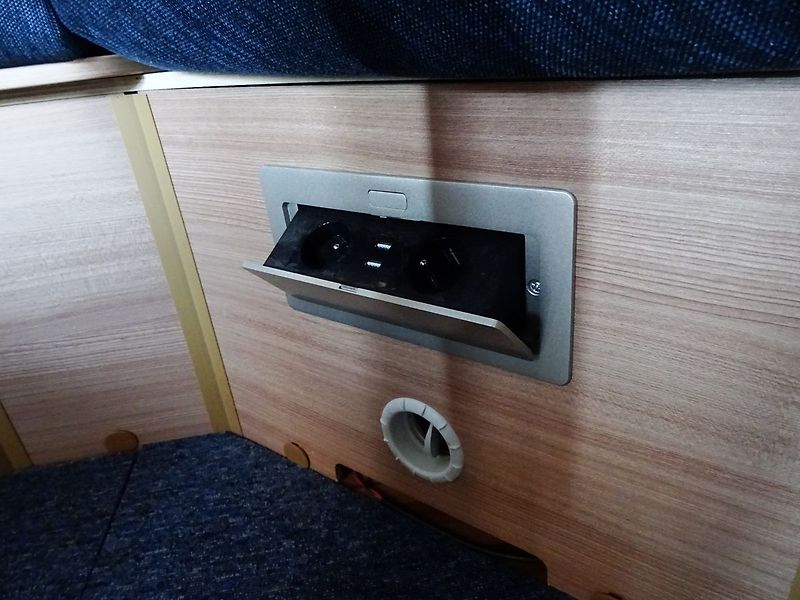 Knaus Südwind 550 FSK Mover 4xlůžko - fotka 26 z 35