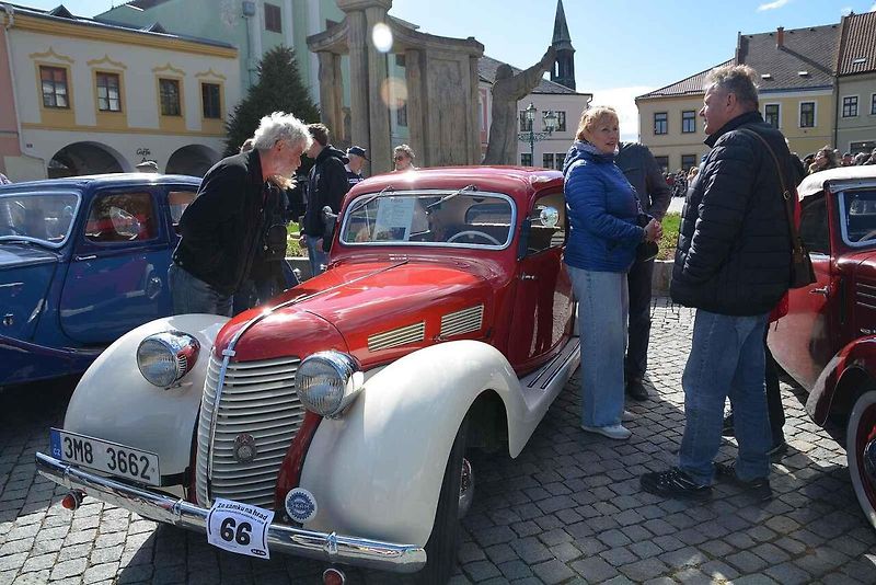 Automobiloví a motocykloví veteráni se vydali v neděli na tradiční jízdu Ze zámku na hrad. Start byl na Horním náměstí v Přerově, kde si lidé užili bohatý program.