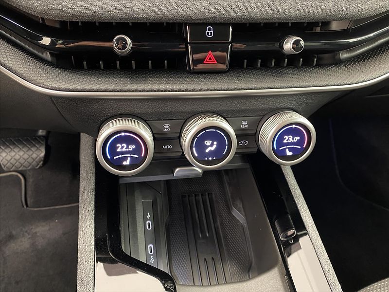 Škoda Superb 2,0 TDI 110kW DSG Selection - fotka 17 z 30