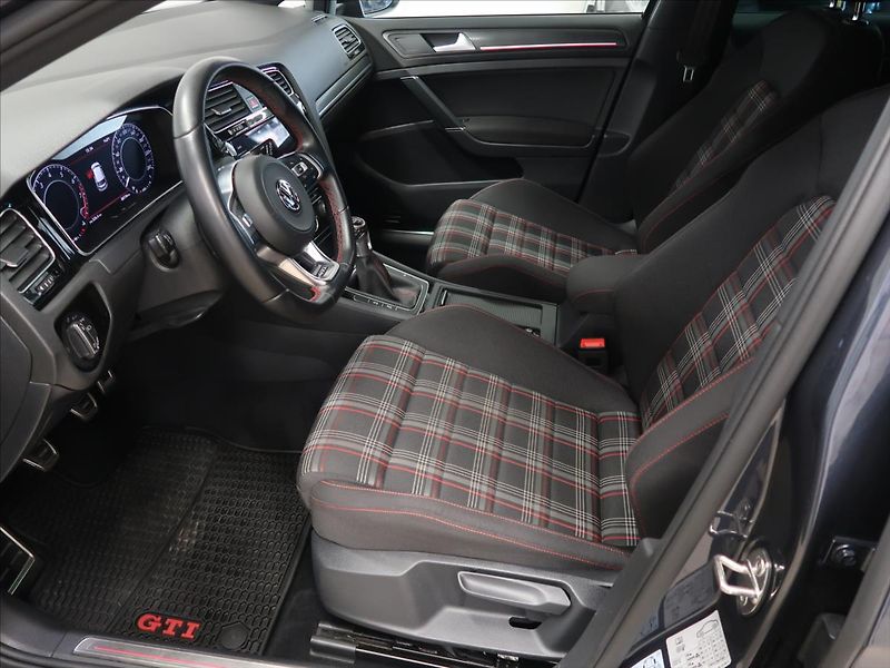 Volkswagen Golf 2,0 TSI 180kW GTI Performance - fotka 11 z 41