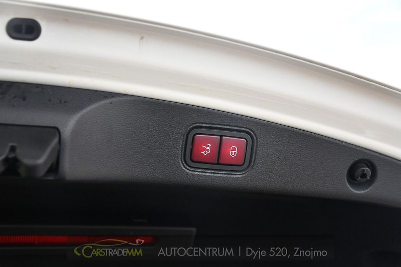 Mercedes-Benz Třídy E 400 4MATIC AMG ACC ČR HUD - fotka 46 z 53