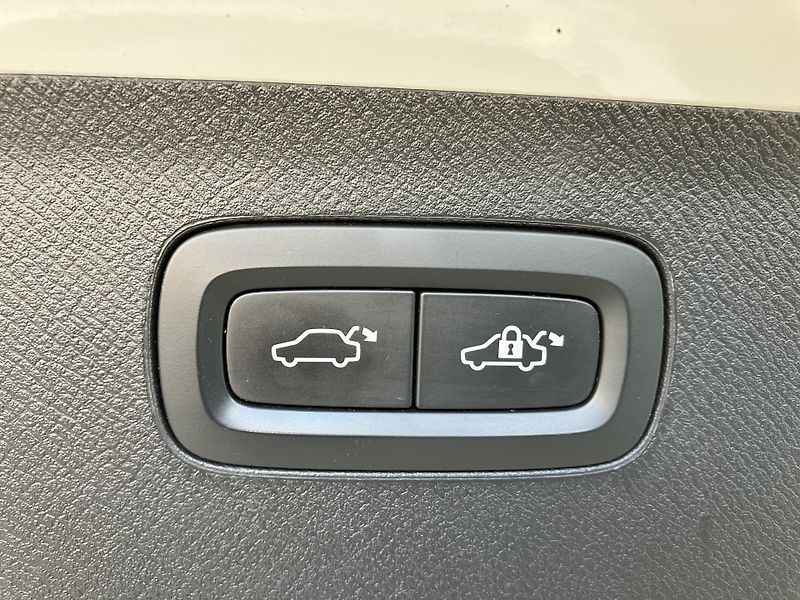 Volvo XC90 D5 AWD Momentum AT8, ČR - fotka 12 z 50