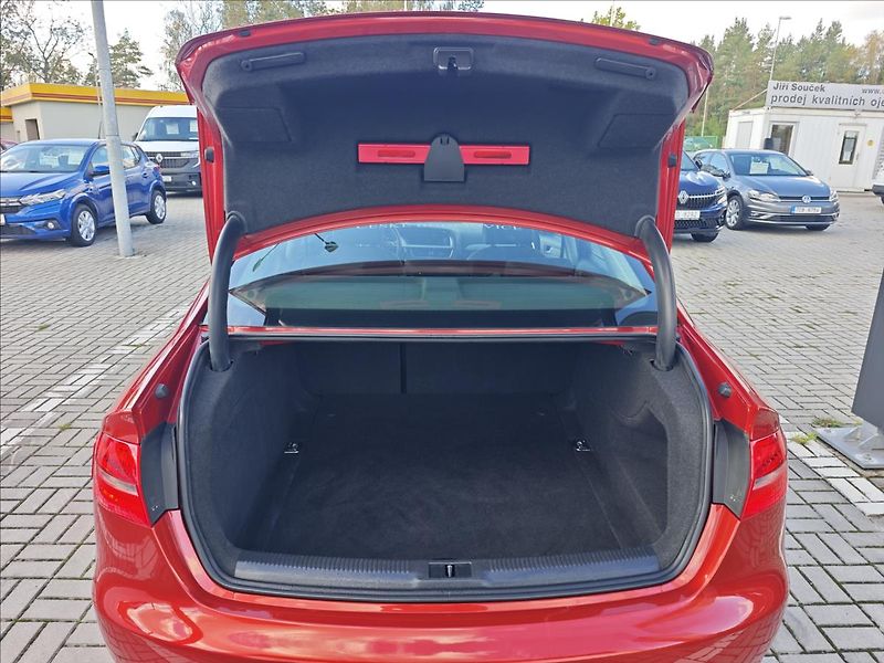 Audi A4 1,8 TFSI 125kW  Edition - fotka 12 z 21
