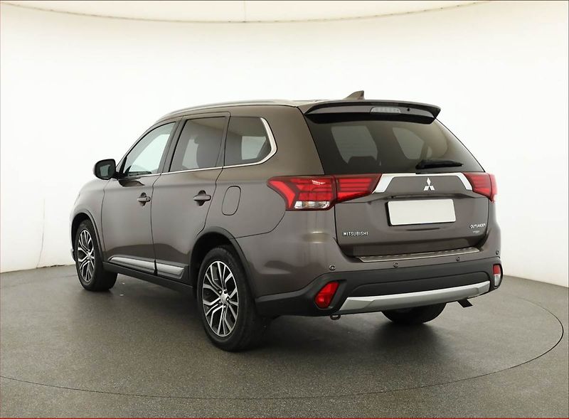 Mitsubishi Outlander (2017) 2.2 DI-D, 4X4, Automat - fotka 4 z 21