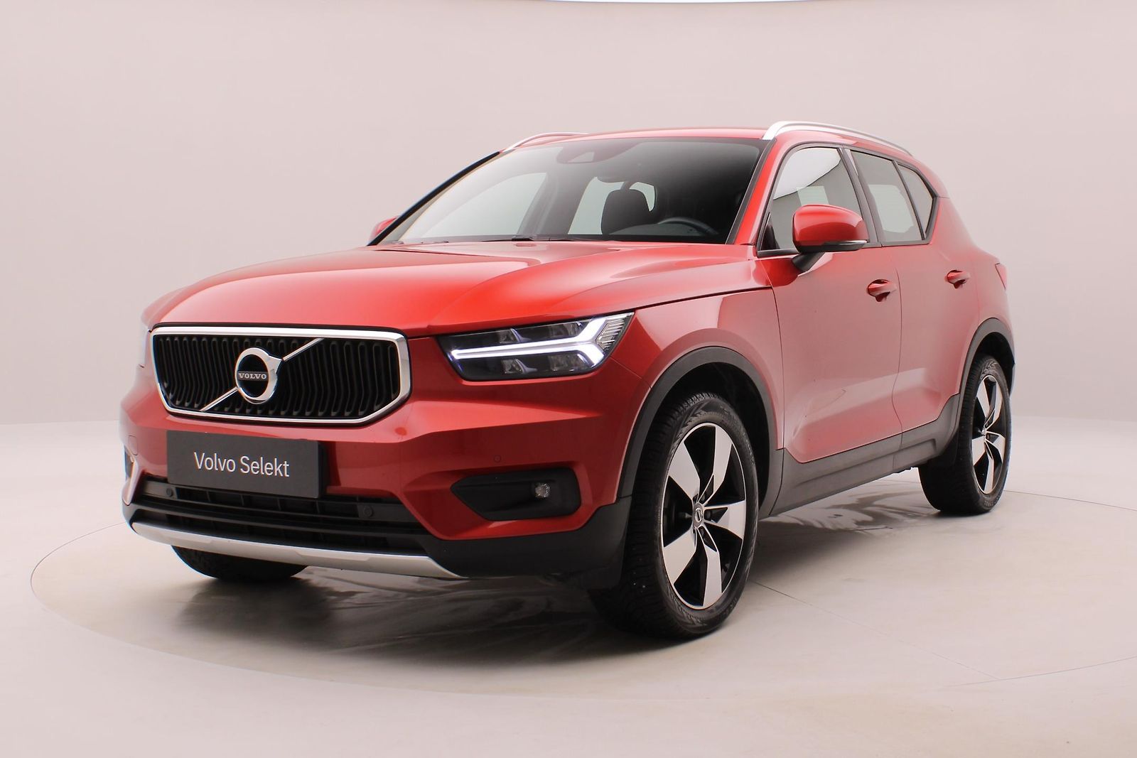 Volvo XC40 B4 AWD MOMENTUM REZERVACE