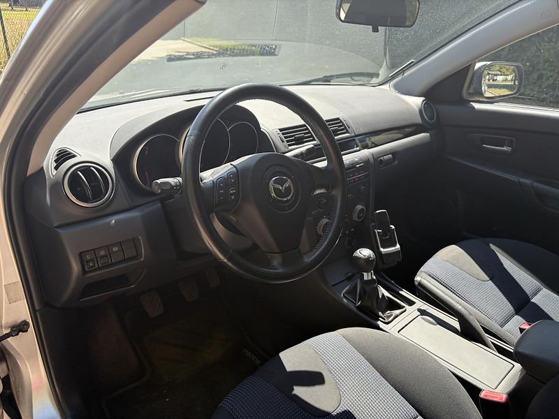 Mazda 3 1.6 Sport Active - fotka 26 z 29