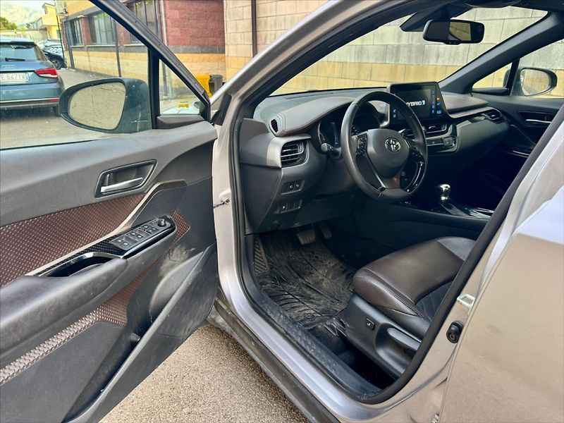 Toyota C-HR 1,8 i 72kw Hybrid e-CVT - fotka 7 z 29