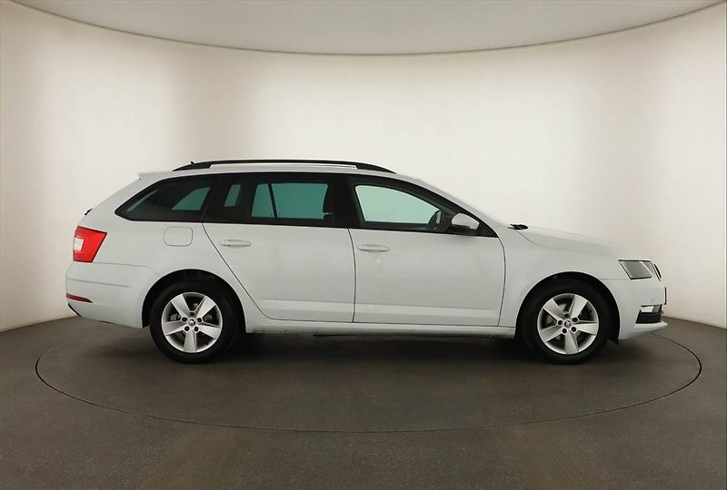Škoda Octavia (2020) 1.6 TDI, Tempomat - fotka 6 z 12