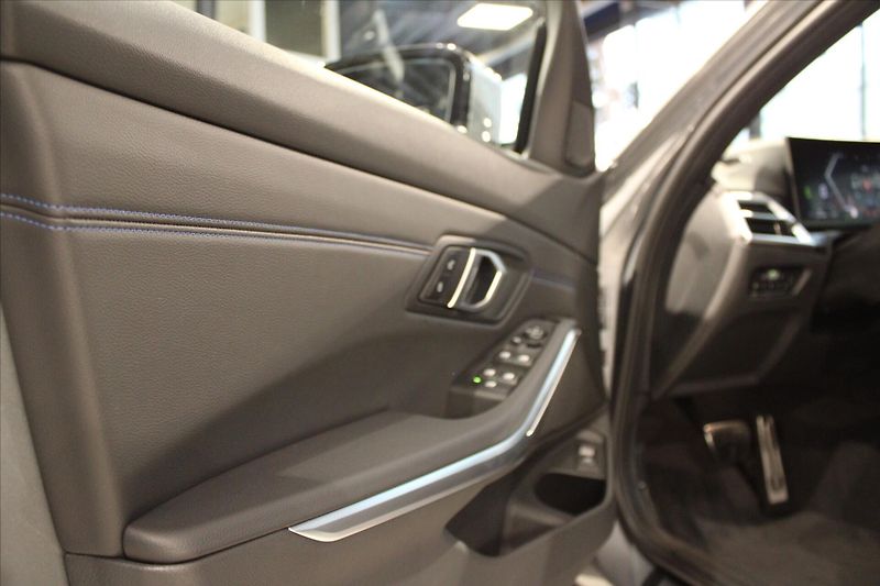 BMW Řada 3 320d xDrive M Sport DAProf/360 - fotka 11 z 35