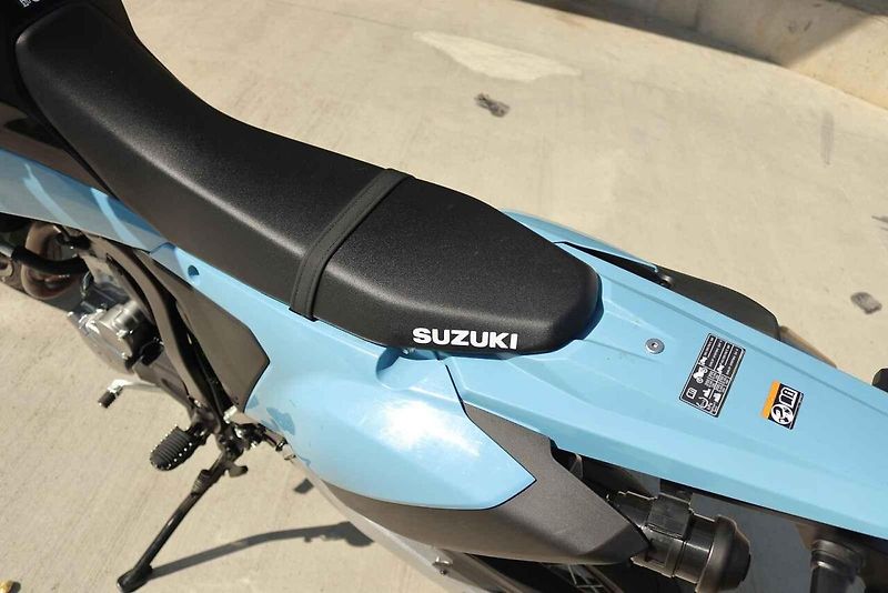 DR-Z4SM je čistokrevný silniční motard, jakých dnes na trhu mnoho nenajdete.