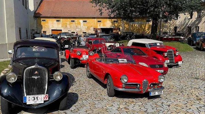 Západní Čechy ovládla vůně benzínu, zvuk starých motorů a elegance karoserií z minulého století. Konala se tu už 23. (Ne)Karlovarská veteran rallye, tradiční setkání majitelů historických automobilů a motocyklů.