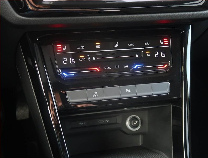 Volkswagen Touran (2023) 2.0 TDI - fotka 17 z 25