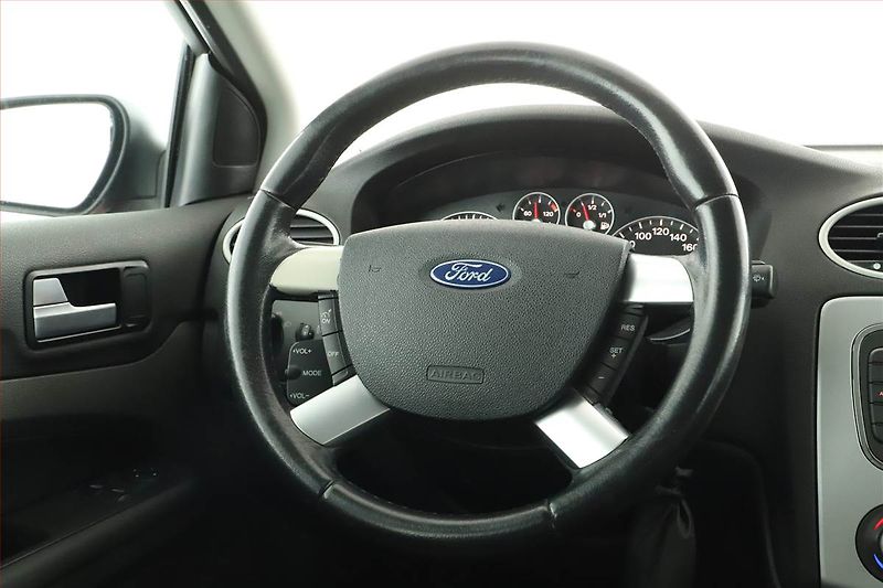 Ford Focus (2007) 1.6 16V, po STK, rezervace - fotka 16 z 17