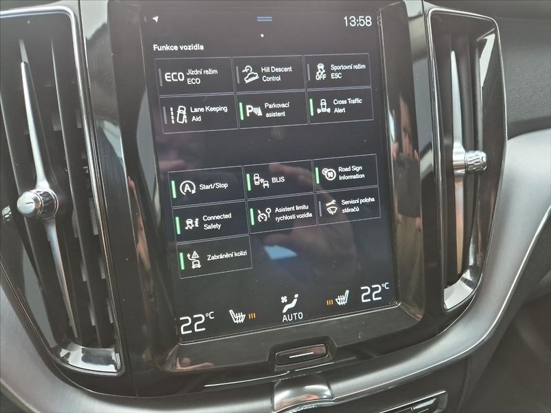 Volvo XC60 2,0 D3 MOMENTUM+ MAN - fotka 17 z 18