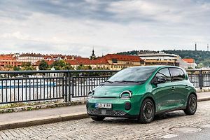 Tento malý elektromobil už budí zaslouženou pozornost v ulicích našeho hlavního města.