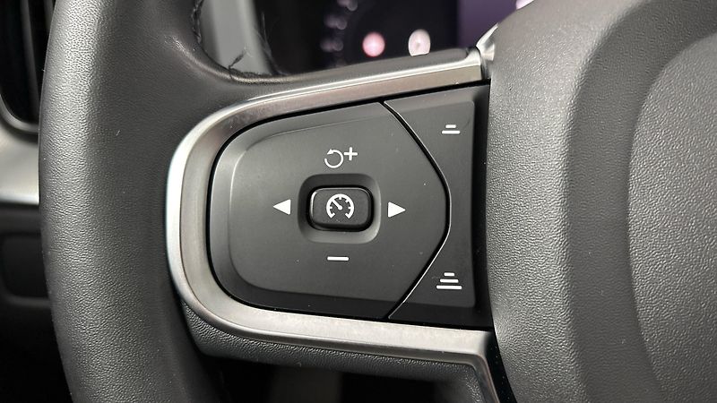 Volvo XC60 2.0 B4 AUT AWD Essential - fotka 14 z 27
