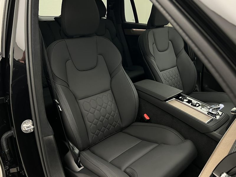 Volvo XC90 T8 AWD RECH. ULTRA DARK 7 MÍST - fotka 21 z 49