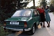 Motor byl vzadu a poháněl zadní kola.