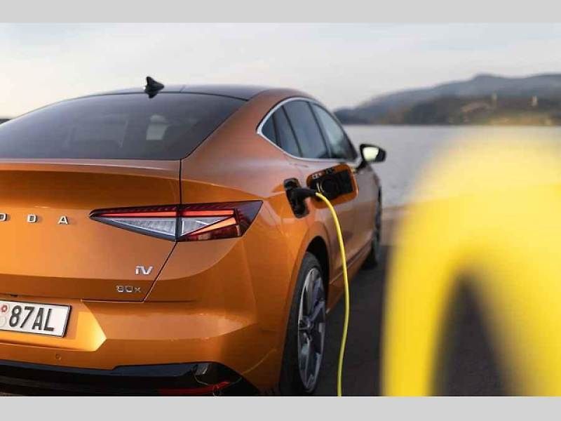 Plně elektrické SUV Škoda Enyaq Coupé iV (na snímku) se představilo v roce 2022 a vzbudilo u zákazníků velký zájem. Automobilka zrychluje svoji elektrickou ofenzivu: do roku 2026 představí tři zcela nové elektrické modely a další budou následovat.