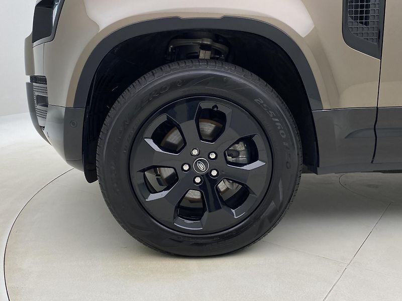 Land Rover Defender 110 D250 X-DYNAMIC SE AWD CZ  - fotka 35 z 50
