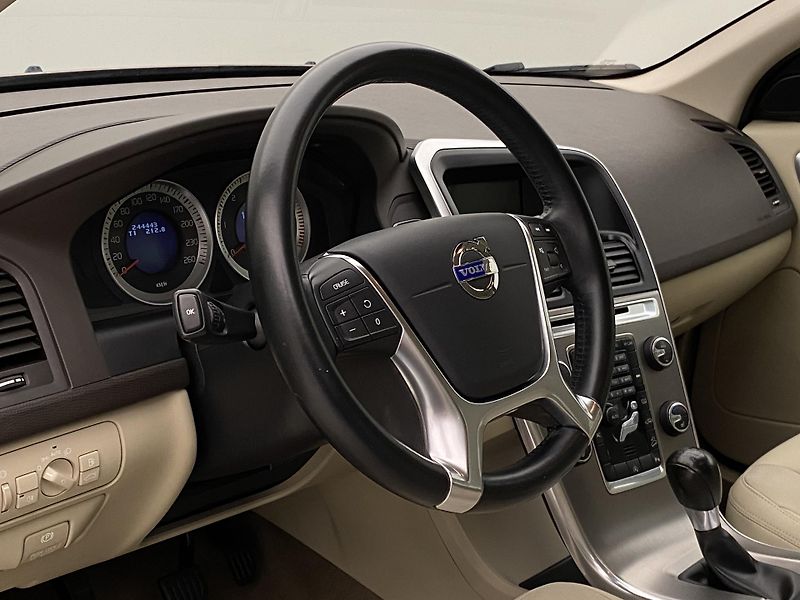 Volvo XC60 D4 AWD MOMENTUM CZ - fotka 18 z 45