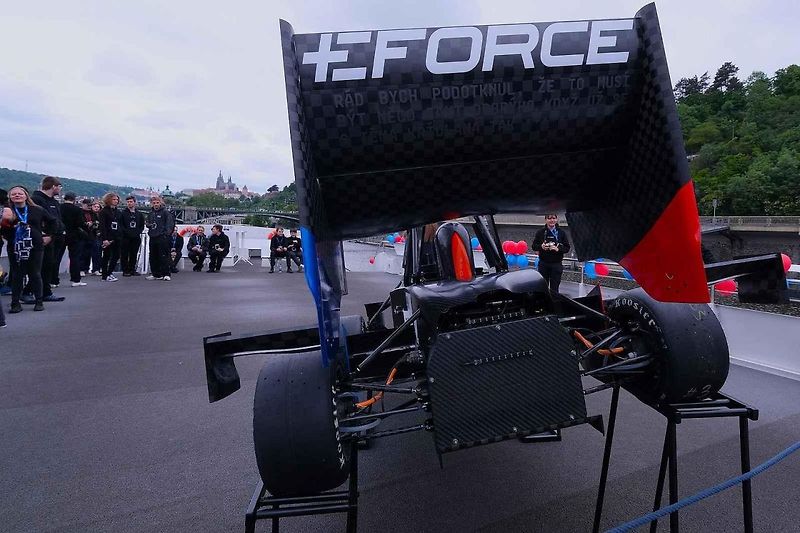 Slavnostní odhalení nové elektroformule CTU.25 studentského týmu eForce Prague Formula. loď Grand Bohemia, Dvořákovo nábřeží, Praha 1