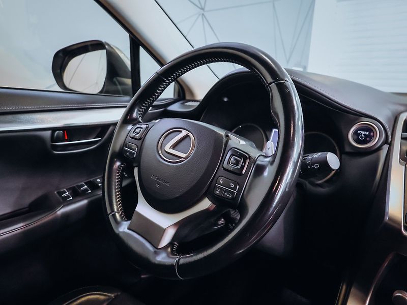 Lexus NX 300 H - fotka 20 z 28