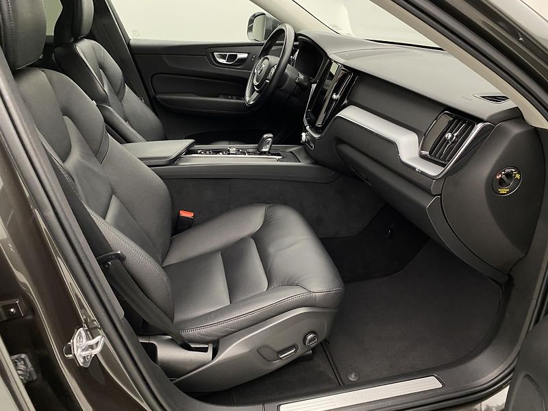 Volvo XC60 B4 AWD MOMENTUM AUT  - fotka 23 z 47