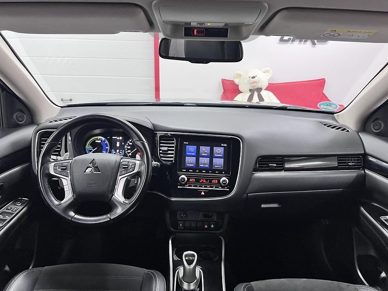 Mitsubishi Outlander 2.4 PHEV 165 kW, 4x4, 2020 - fotka 19 z 38