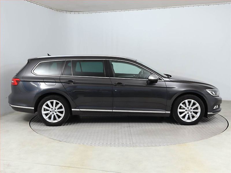 Volkswagen Passat (2018) Highline 2.0 TDI, Kůže, Navi - fotka 6 z 18
