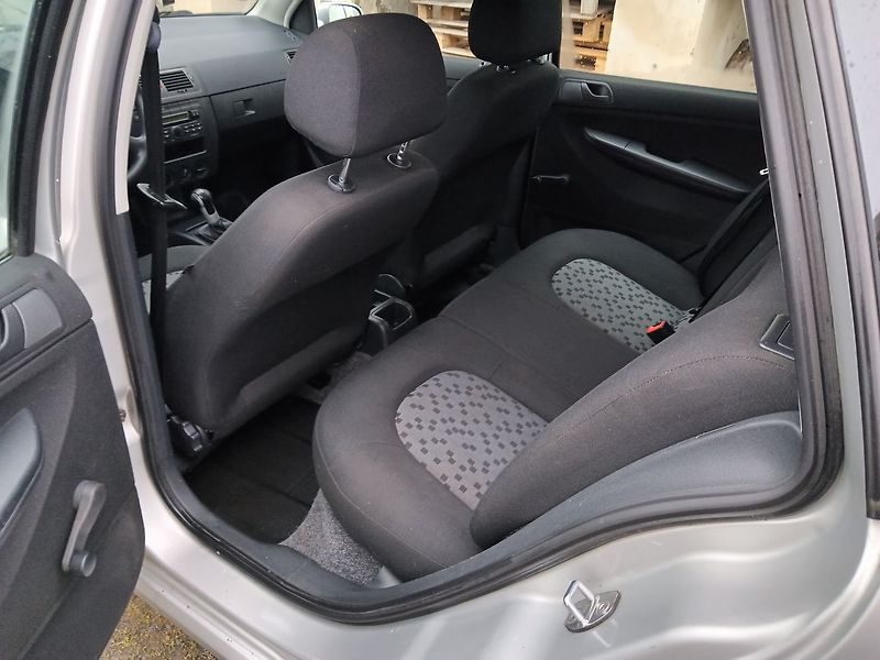 Škoda Fabia 1.4 16V Cool - fotka 14 z 17
