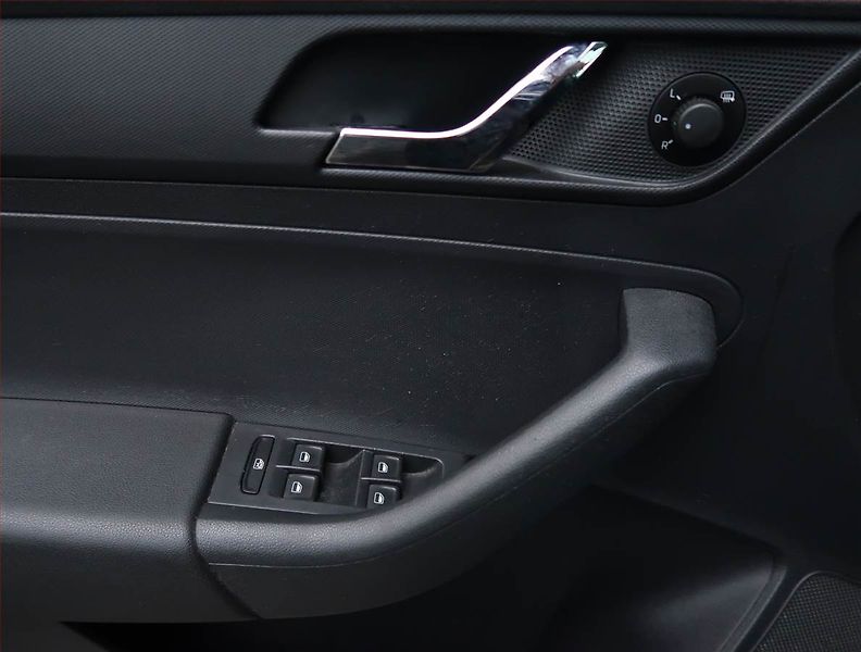 Škoda Rapid (2015) Spaceback 1.2 TSI, Tempomat - fotka 15 z 17