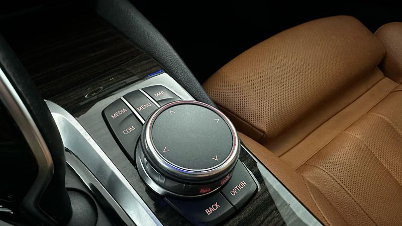 BMW Řada 5 XDIRVE/SPORT LINE/2 SADY GUM - fotka 46 z 55