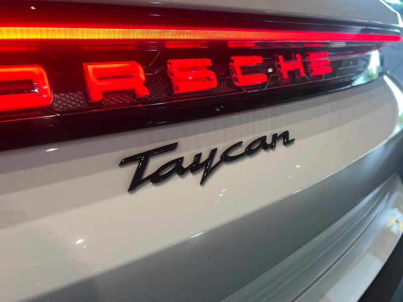 Porsche Taycan Sport Turismo HuD Pano Soft - fotka 10 z 25