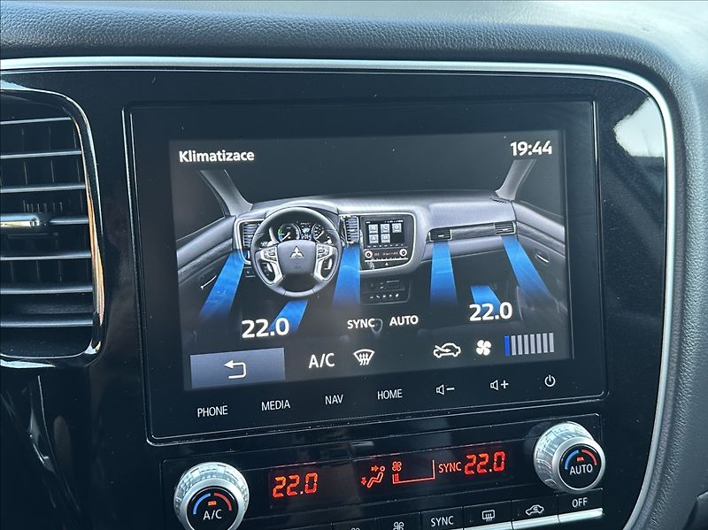 Mitsubishi Outlander 2,4 PHEV 224PS  Diamant 4x4 A/ - fotka 38 z 58