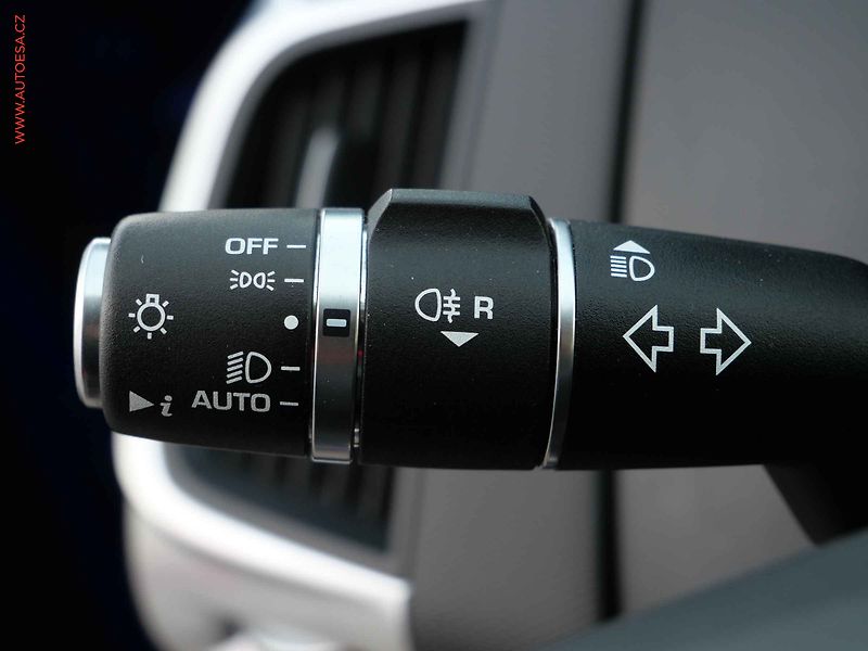 Jaguar E-Pace (2018) 2.0 D D150, LED, navi, kamera - fotka 12 z 21