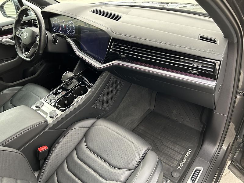 Volkswagen Touareg 3.0 TSI 4x4 R-Line - fotka 32 z 36